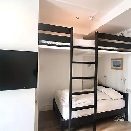 Reef Hotel 2*