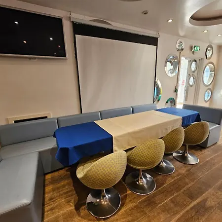 Reef Hotel 2*