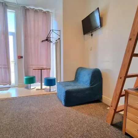 Reef Hotel 2*